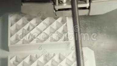 技术。 三维打印机的工作.. 打印特写时3D打印机.. 工作3D打印机的过程。
